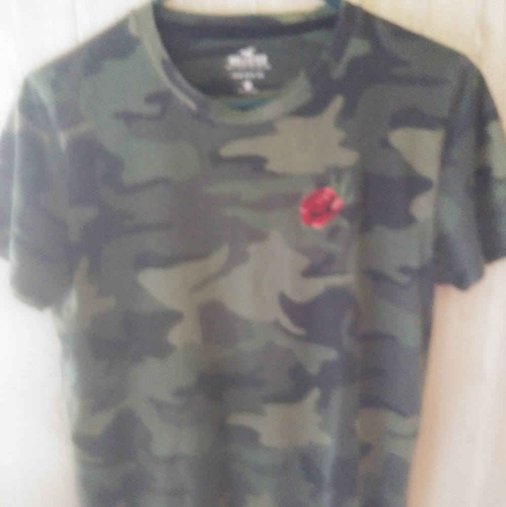 Hollister Camo Crew-neck tee w/embroidered Rose 🌹